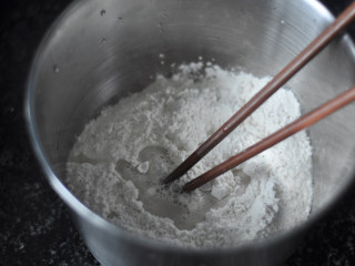 萌萌哒紫薯小花卷,面粉放入白糖和盐，混合均匀后倒入酵母水搅拌