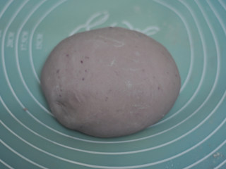 萌萌哒紫薯小花卷,发酵好的面团，取出揉去空气
