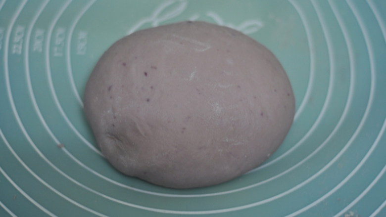 萌萌哒紫薯小花卷,发酵好的面团，取出揉去空气