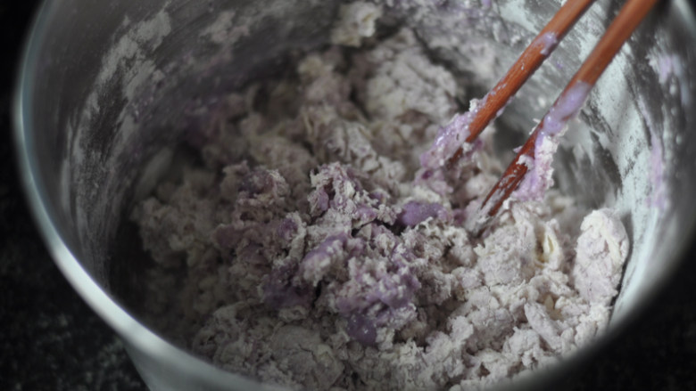 萌萌哒紫薯小花卷,一边倒入紫薯奶昔，一边用筷子搅拌成絮状，具体的量我没有量……