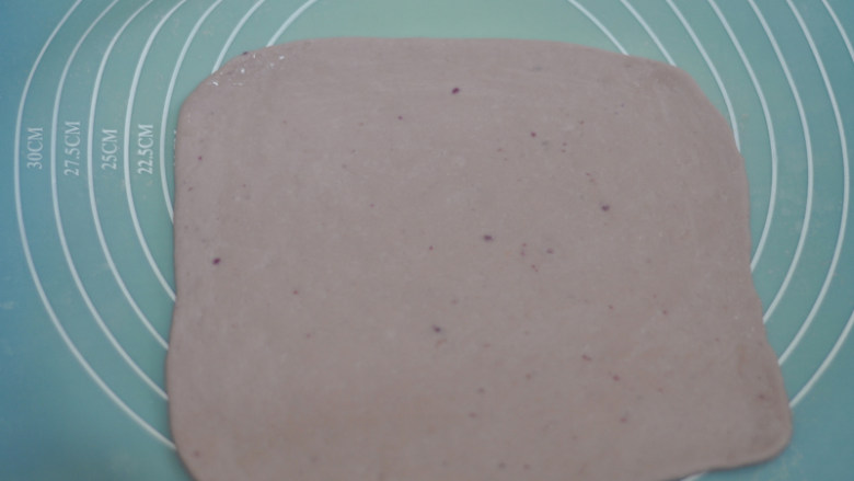 萌萌哒紫薯小花卷,取其中一个擀成薄的面片，刷上一层薄薄的色拉油