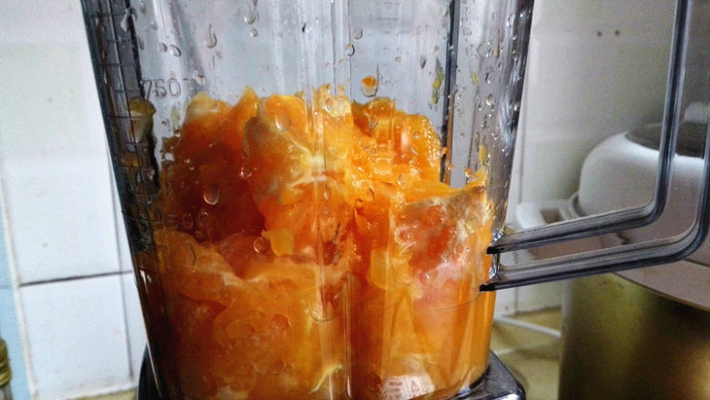 #百变水果#鲜榨橙汁,将其放入破壁机里，