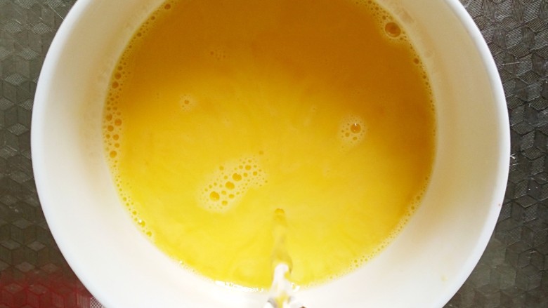 #宝宝辅食#米饭彩椒炖蛋,加入50ml的温水，30度左右即可。