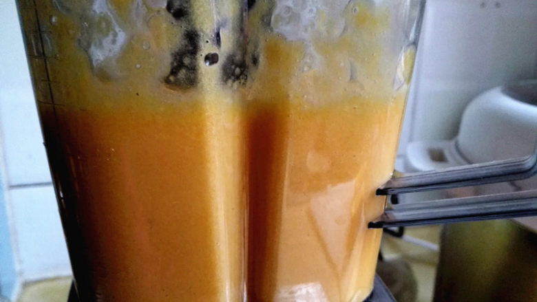 #百变水果#鲜榨橙汁,很快带有果肉的橙汁就榨好了，