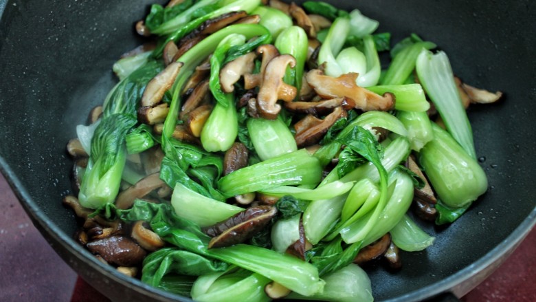 香菇炒油菜,放入油菜一起炒匀