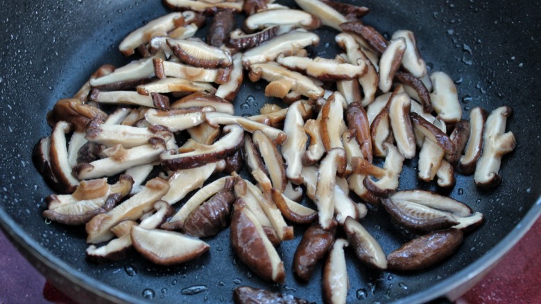 香菇炒油菜,锅中再倒适量油，放入香菇炒出香味