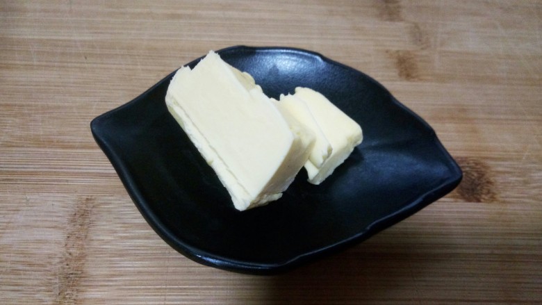 红枣花生牛扎糖,切出适量的黄油。