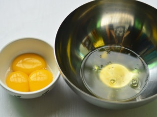 可可海绵蛋糕,蛋白蛋黄分开打入无水无油的干净碗中