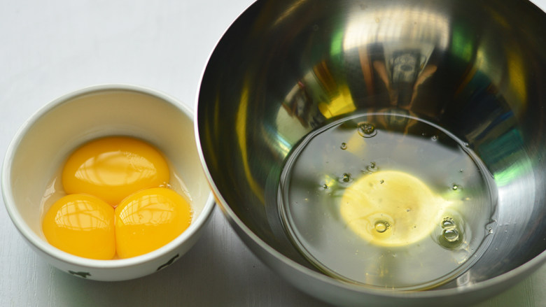 可可海绵蛋糕,蛋白蛋黄分开打入无水无油的干净碗中
