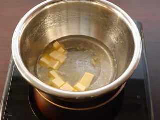酥皮泡芙,黄油 盐 水放一起 开小火煮