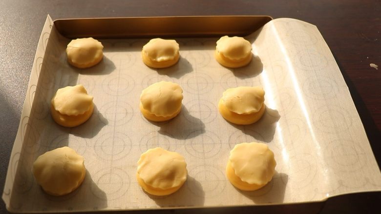 酥皮泡芙,盖在泡芙上，烤箱中层200度15分钟转180度15分钟