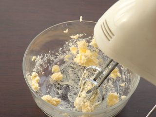 酥皮泡芙,黄油用打蛋器打软（有时间也可以室温软化，软化到膏状，能用刮刀抹开的状态即可）