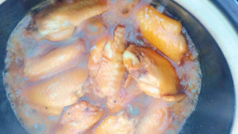 孜然红烧鸡翅,煮个1-2分钟就要观察下砂锅里面的汤汁。砂锅受热的比较快汤汁容易煮干。