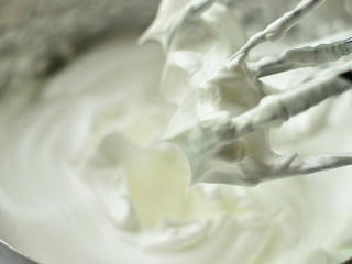 可可海绵蛋糕,打至硬性发泡，提起起打蛋头蛋白成尖峰状态