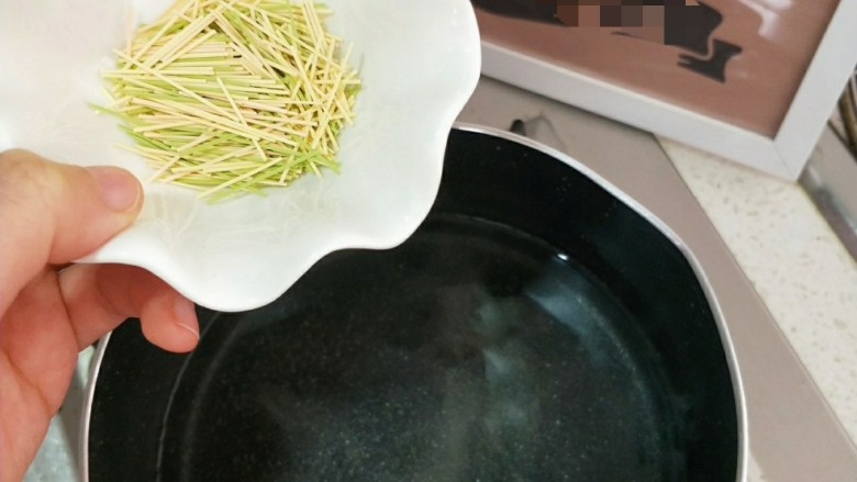 黑芝麻油菜细面米糊,锅内烧开水，下面煮1分钟捞出过水，防止粘黏