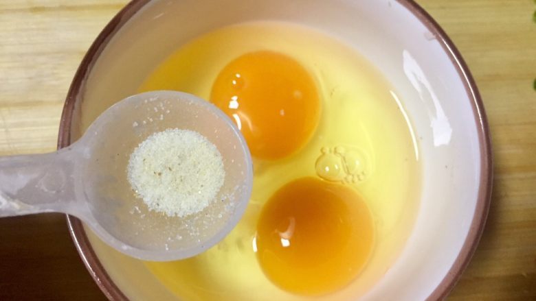 #快手营养早餐#黄金多彩花,取碗打入两个鸡蛋，放少许调味盐