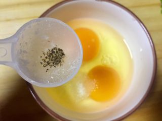 #快手营养早餐#黄金多彩花,放少许五香粉，然后把蛋打散调制均匀