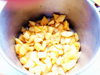 #百变水果#焦糖苹果面包,放入黄油和苹果，煮到水分无为止，再加入朗姆酒，放凉备用