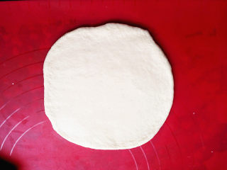 #百变水果#焦糖苹果面包,取一个面团擀成圆饼