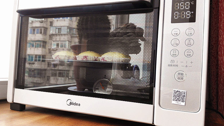 #百变水果#焦糖苹果面包,烤箱180度预热，上下火，中层，烤18分钟左右，这里烤箱温度有些高，所以用150度烤了大约20分钟，大约10分钟后加盖了锡纸