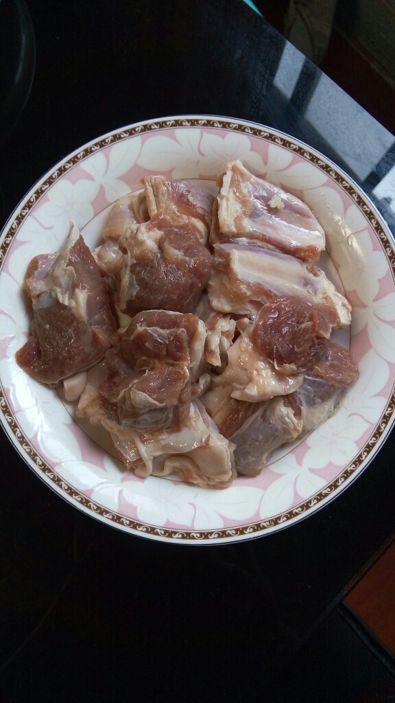 暖胃羊肉汤,剁成块状，两个拇指大小即可，（羊肉的缩水率挺高）