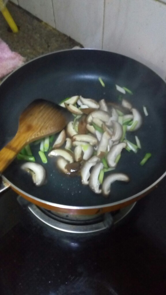暖胃羊肉汤,加入切好的香菇，青蒜白，小火煸炒。