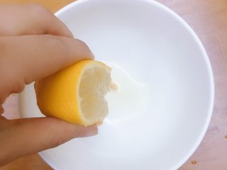 百变水果＋酸甜柠檬虾,把柠檬一切为二，拿出一半，挤出柠檬汁