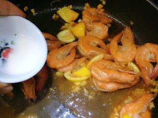 百变水果＋酸甜柠檬虾,把淀粉水倒入锅中勾芡即可