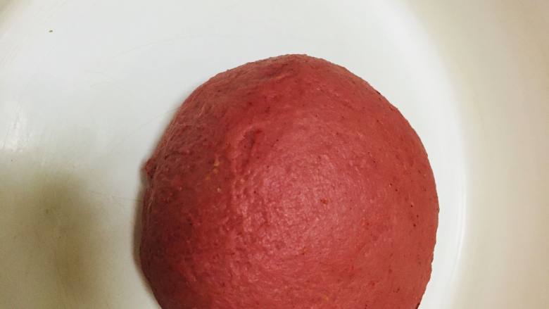 草莓大理石吐司,主面团和加入色粉的面团，覆盖保鲜膜，进行基础发酵，发酵至两倍大。