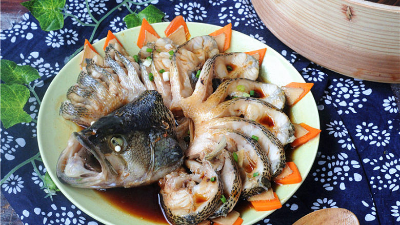 春节宴客菜—清蒸鲈鱼