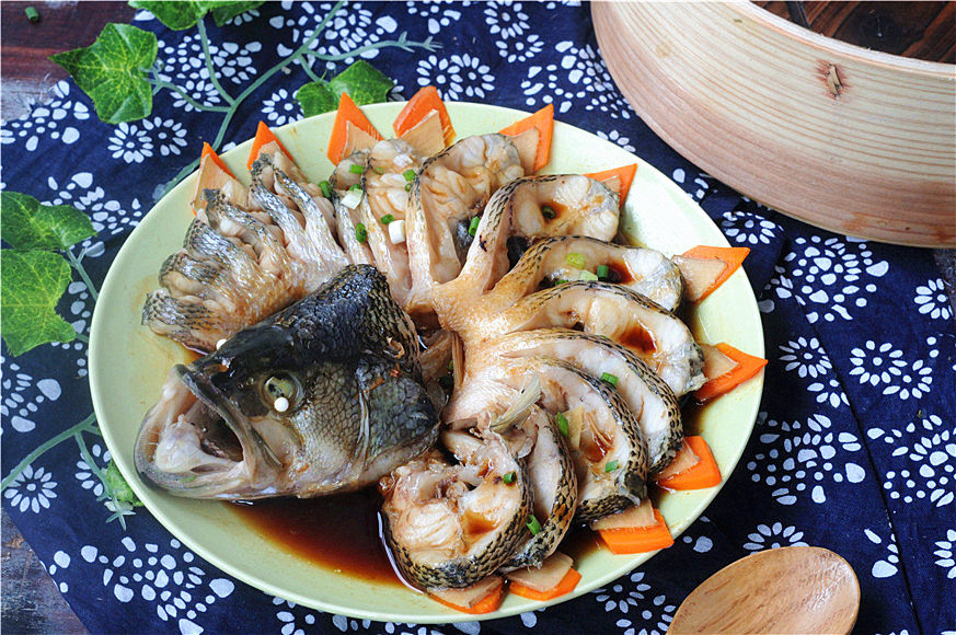 春节宴客菜—清蒸鲈鱼