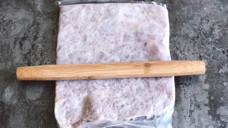 芋泥麻薯肉松盒子蛋糕,放在保鲜袋子里，用擀面杖擀压成香芋泥