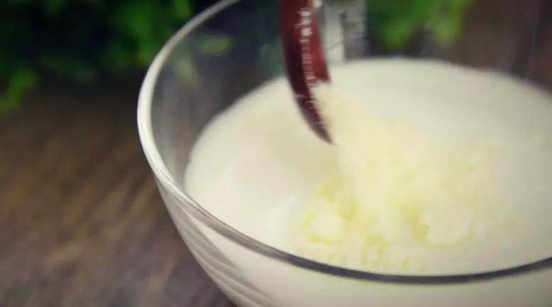 爽滑细嫩、奶香浓郁、甜而不腻、每一口都回味无穷.....,将奶粉倒入全脂牛奶中，搅拌均匀