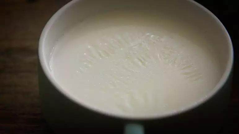 爽滑细嫩、奶香浓郁、甜而不腻、每一口都回味无穷.....,煮好的奶倒入碗中，冷却后表面结出一层奶皮