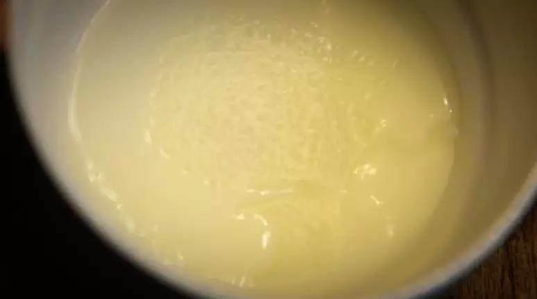 爽滑细嫩、奶香浓郁、甜而不腻、每一口都回味无穷.....,将碗中奶倒回量杯中，用勺子挡住奶皮，将其留在碗内