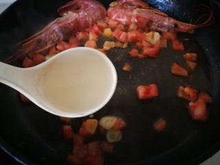 红虾意面,放入两勺虾汤，如果没有的话，就用煮意面的汤来代替。