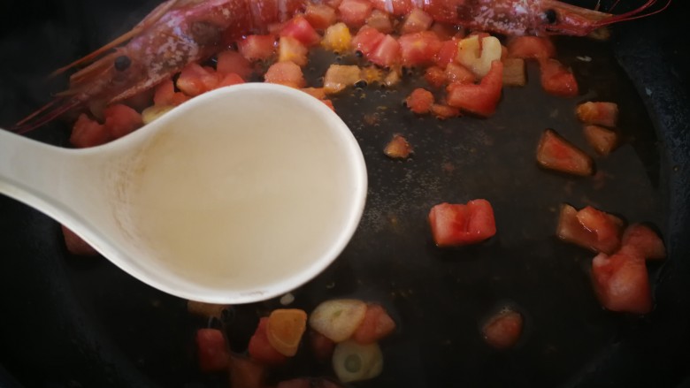 红虾意面,放入两勺<a style='color:red;display:inline-block;' href='/shicai/ 10826'>虾汤</a>，如果没有的话，就用煮意面的汤来代替。