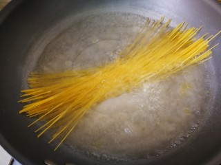 红虾意面,锅中添加适量的清水，放少许盐和橄榄油，下入意面，煮至六分熟。