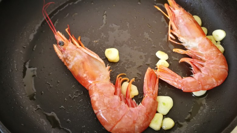 红虾意面,炒出香味后，再放入红虾煎香。
