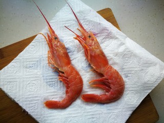红虾意面,阿根廷红虾用厨房纸巾擦干表面的水分。