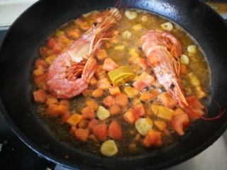 红虾意面,入半块咖喱小火煮至咖哩融化。