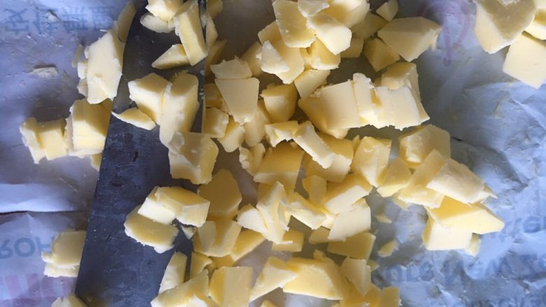 直接法经典淡奶油方吐司,等揉成光滑的面团后，加入软化的黄油继续揉面