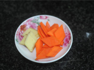 春节宴客菜—清蒸鲈鱼,胡萝卜和姜切成菱形片