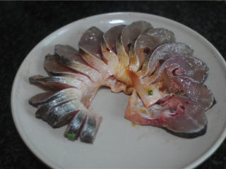 春节宴客菜—清蒸鲈鱼,腌制好的鲈鱼摆盘