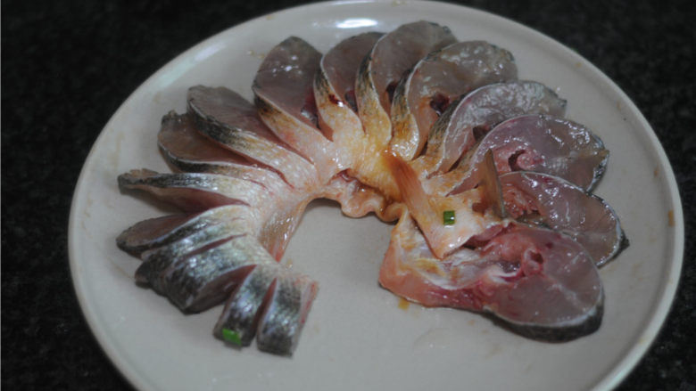 春节宴客菜—清蒸鲈鱼,腌制好的鲈鱼摆盘