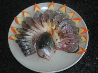 春节宴客菜—清蒸鲈鱼,鱼身垫胡萝卜姜片