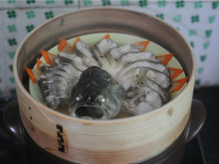 春节宴客菜—清蒸鲈鱼,鱼肉变色即可