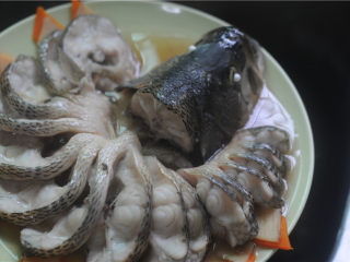 春节宴客菜—清蒸鲈鱼,蒸鲈鱼的汤汁倒出来
