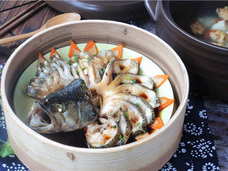 春节宴客菜—清蒸鲈鱼,香喷喷的蒸鲈鱼上桌了
