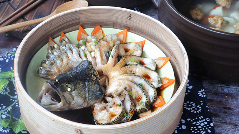 春节宴客菜—清蒸鲈鱼,香喷喷的蒸鲈鱼上桌了
